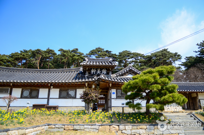 Seosan House of Yu Gibang (서산 유기방가옥)
