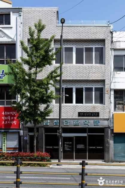 진주 남성당 교육관