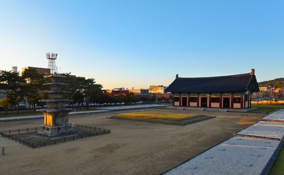Jeongnimsa Temple Site & Sabi-gil (정림사지와 사비길)