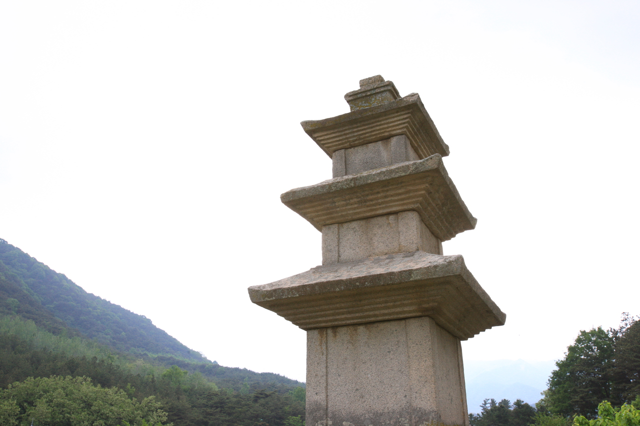 기성동 삼층석탑