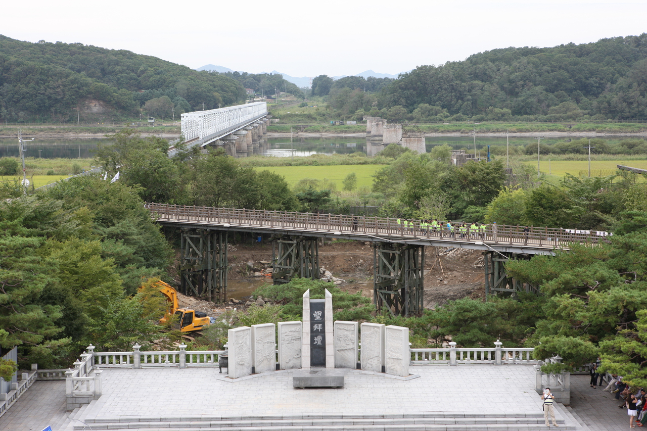 망배단