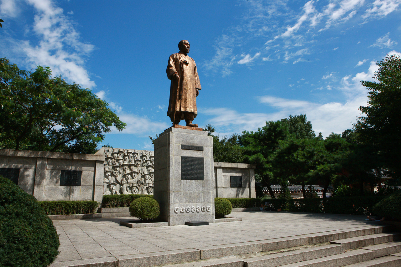 월남 이상재선생 동상