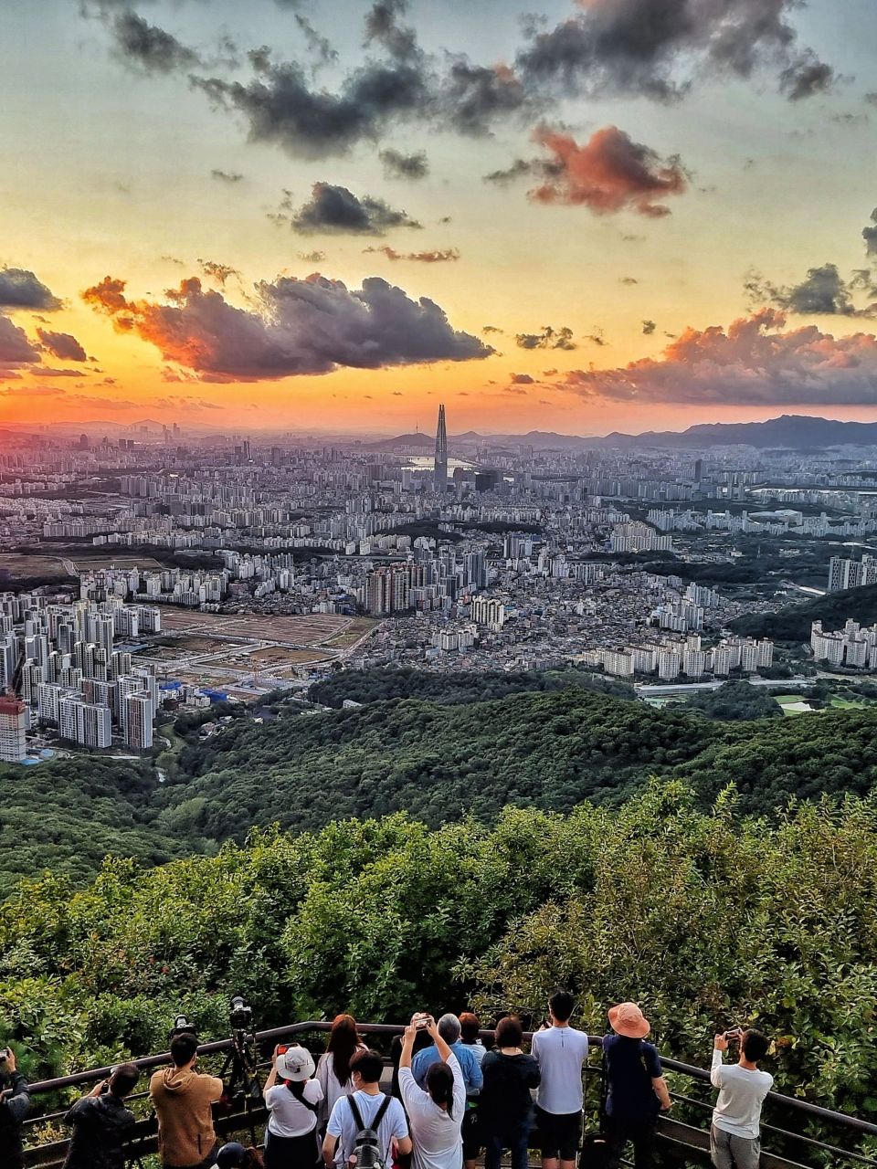 화려한 서울의 일몰을 바라보다