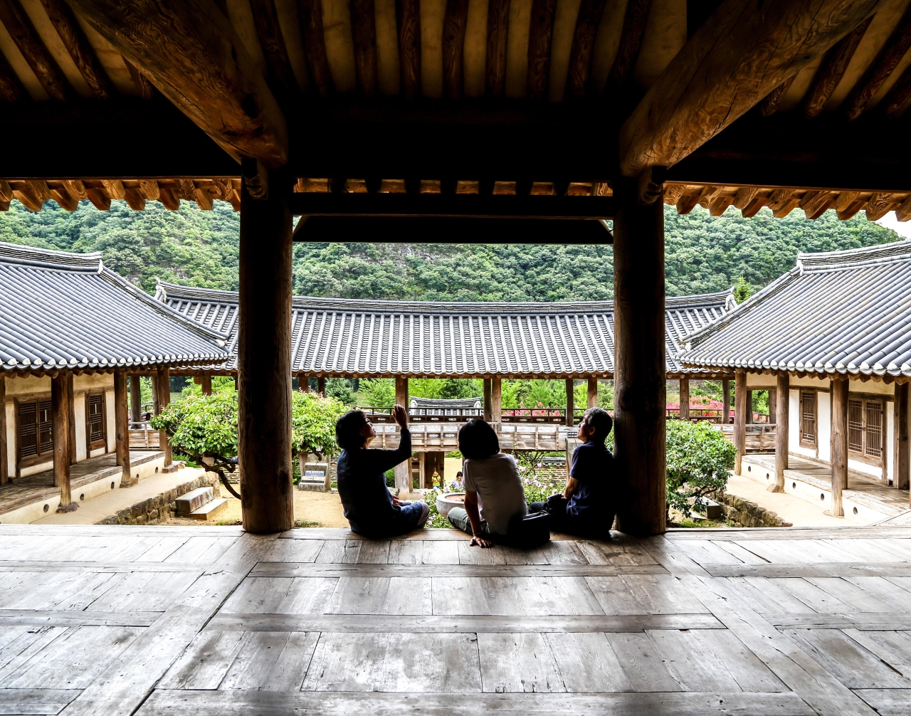 병산서원 마루에 앉아서