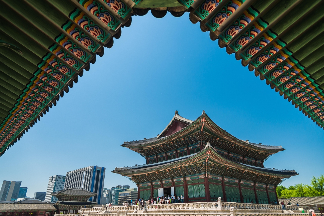 현대 건물 속의 경복궁